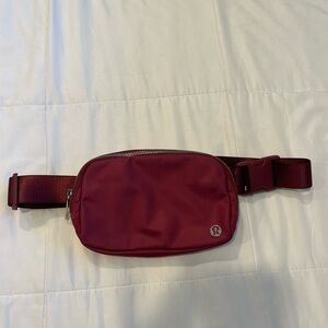 Lululemon OG Everywhere Belt Bag (Mulled Wine) very good condition